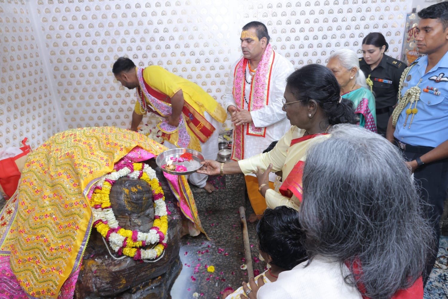 दानघाटी मंदिर में पूजा अर्चना करती राष्ट्रपति दानघाटी मंदिर में पूजा अर्चना करती राष्ट्रपति