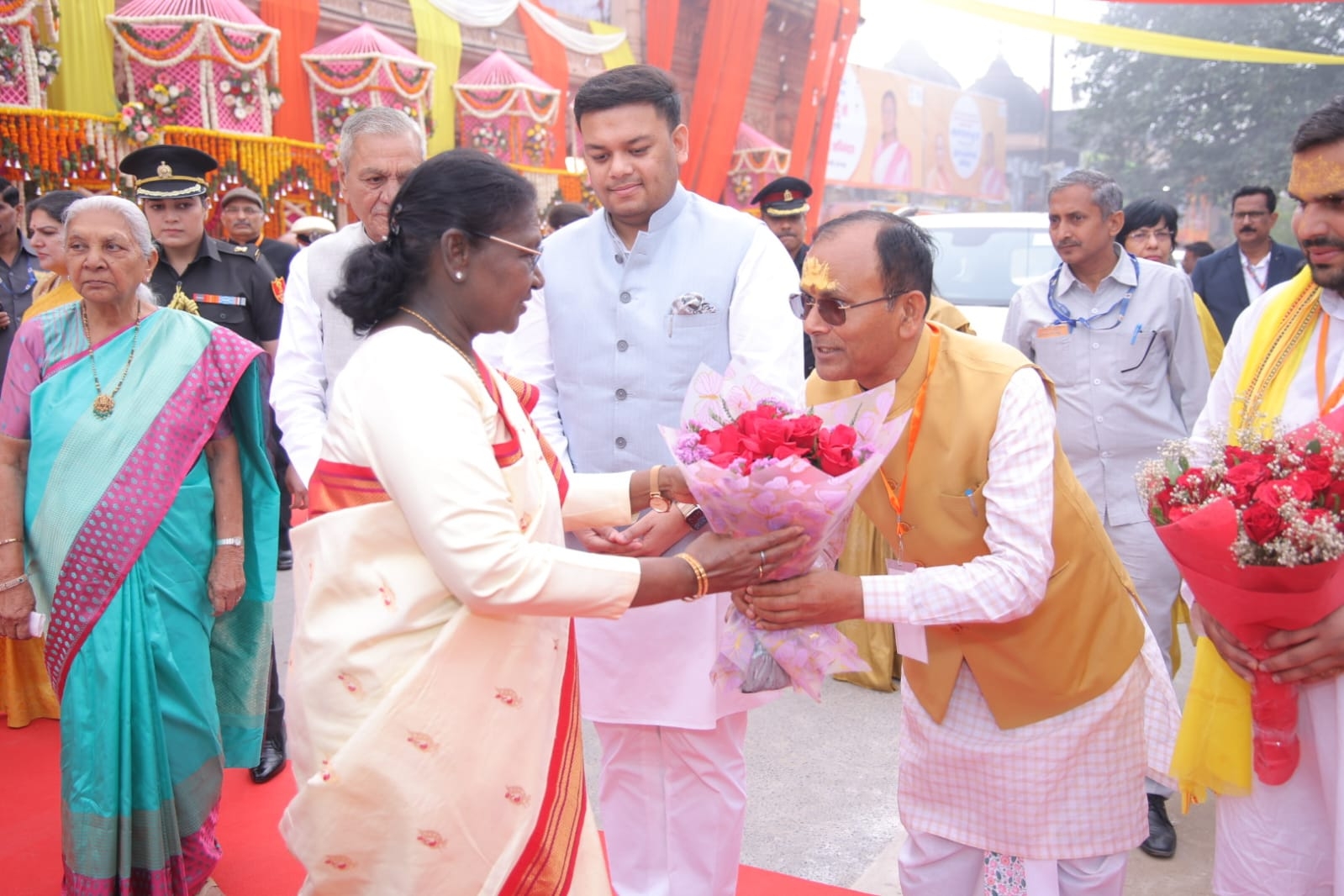 गुलदस्ता देकर गाेवर्धन विधायक स्वागत करते हुए गुलदस्ता देकर गाेवर्धन विधायक स्वागत करते हुए