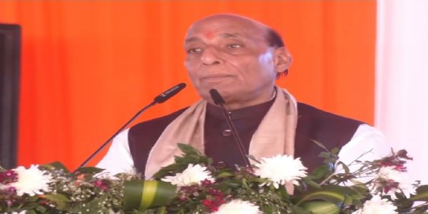 रक्षा मंत्री राजनाथ सिंह कार्यक्रम को संबोधित करते हुए। रक्षा मंत्री राजनाथ सिंह कार्यक्रम को संबोधित करते हुए।