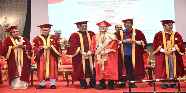 फोटो: मुंबई के लोकभवन में कार्यक्रम को संबोधित करते हुए उपराष्ट्रपति सी.पी. राधाकृष्णन फोटो: मुंबई के लोकभवन में कार्यक्रम को संबोधित करते हुए उपराष्ट्रपति सी.पी. राधाकृष्णन