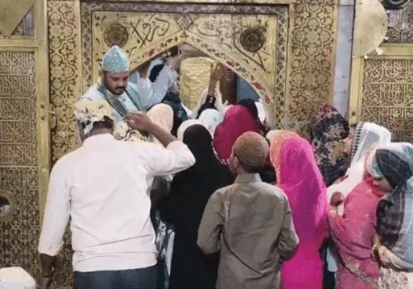 अजमेर के ख्वाजा मोइनुद्दीन चिश्ती की दरगाह का जन्नती दरवाजा शनिवार काे खोला गया। अजमेर के ख्वाजा मोइनुद्दीन चिश्ती की दरगाह का जन्नती दरवाजा शनिवार काे खोला गया।