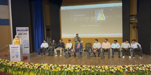 नई दिल्ली में आयोजित कार्यक्रम में अनुवादिनी एआई के अध्यक्ष डॉ. अनिल सहस्रबुद्धे और सीईओ डॉ. बुद्धा चंद्रशेखर स्वदेशी एआई एप्लिकेशन हाइप्ड संवादिनी और देसी एआई जेनजेड कीबोर्ड लॉन्च करते हुए। नई दिल्ली में आयोजित कार्यक्रम में अनुवादिनी एआई के अध्यक्ष डॉ. अनिल सहस्रबुद्धे और सीईओ डॉ. बुद्धा चंद्रशेखर स्वदेशी एआई एप्लिकेशन हाइप्ड संवादिनी और देसी एआई जेनजेड कीबोर्ड लॉन्च करते हुए।