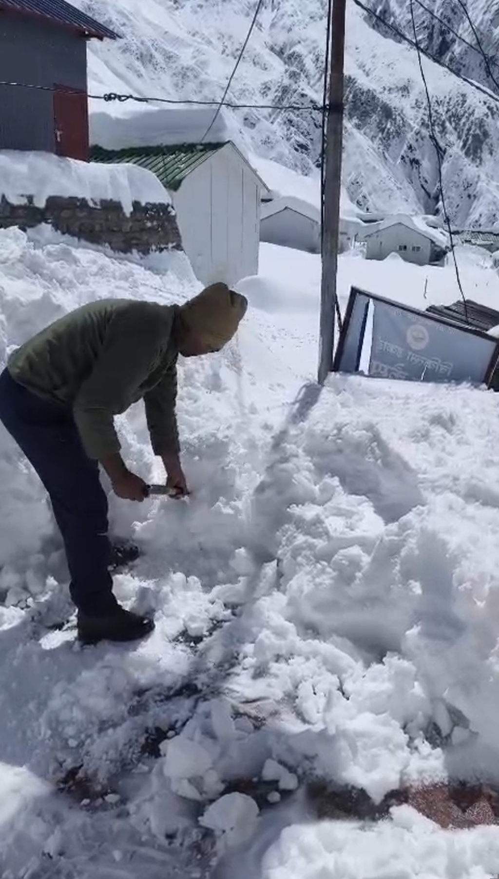 केदारनाथ में बर्फ को हटाते जवान। केदारनाथ में बर्फ को हटाते जवान।