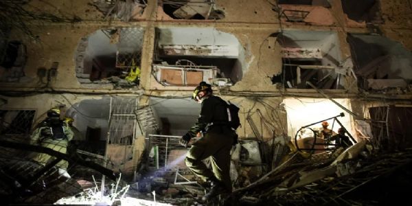 दक्षिणी इजराइल के डिमोना पर ईरान के मिसाइल हमले के बाद क्षतिग्रस्त भवन के मलबे के पास मौजूद सैनिक। फोटो - इंटरनेट मीडिया