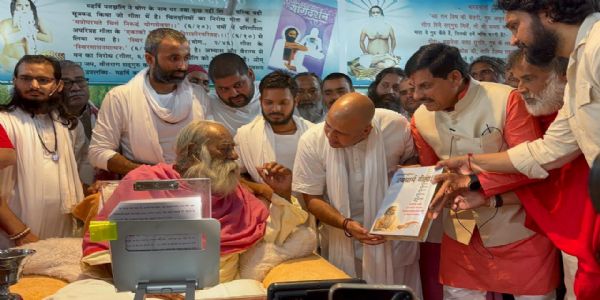 स्वामी अड़गड़ानंद महाराज का आशीर्वाद लेते मध्य प्रदेश के मुख्यमंत्री डॉ. मोहन यादव।