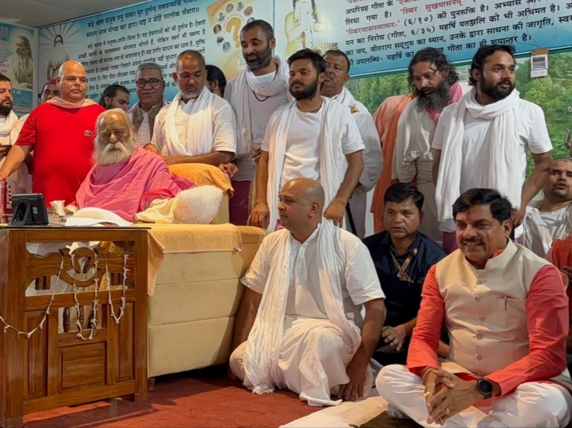 स्वामीजी का प्रवचन सुनते मध्य प्रदेश के मुख्यमंत्री डॉ. मोहन यादव।