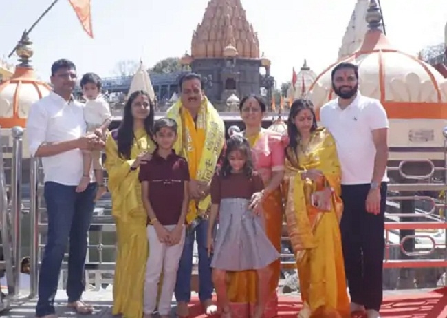 महाकाल मंदिर में परिवार के साथ महाराष्ट्र के मंत्री गिरीश महाजन महाकाल मंदिर में परिवार के साथ महाराष्ट्र के मंत्री गिरीश महाजन