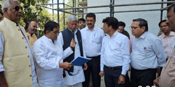 जनप्रतिनिधियों संग अधिकारियों ने किया लोहिया अस्पताल की क्रिटिकल यूनिट का निरीक्षण