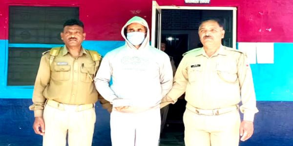 ईद की नमाज के दौरान फायरिंग मामले में तमंचे-कारतूस के साथ आरोपित गिरफ्तार