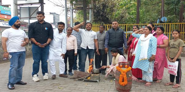 युवा कांग्रेस ने चूल्हे पर खाना बनाकर सरकार पर बोला हमला