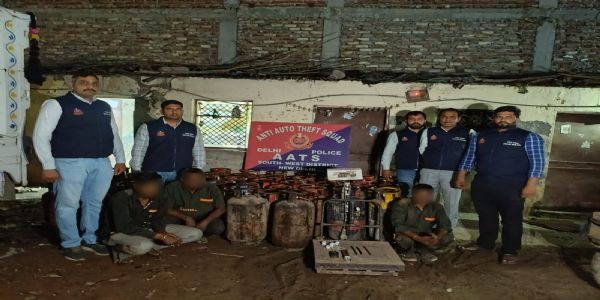 महिपालपुर में एलपीजी सिलेंडरों की कालाबाज़ारी का भंडाफोड़, तीन आरोपित गिरफ्तार, 74 सिलेंडर बरामद