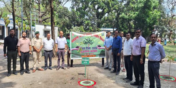 पर्यावरण प्रदूषण एक ज्वलंत समस्या निवारण में पौधरोपण की महती भूमिका : डीएम