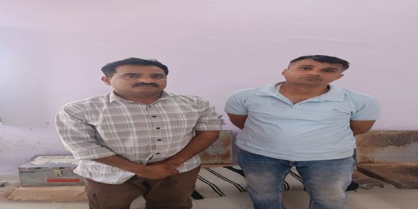 थानाधिकारी सहित दो पुलिसकर्मी आठ लाख की रिश्वत लेते गिरफ्तार