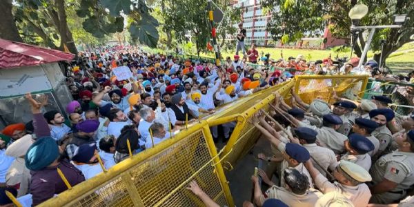 डीएम आत्महत्या के विरोध में विपक्षी दलों ने किया सीएम आवास पर कूच का प्रयास