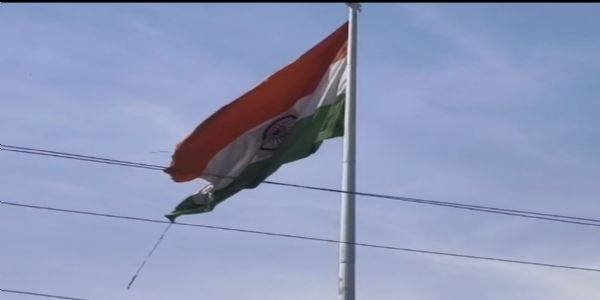 कई दोनों से लहरा रहा है 71 मीटर ऊंचा खण्डित राष्ट्रध्वज, जिम्मेदारों की खामोशी पर उठे सवाल