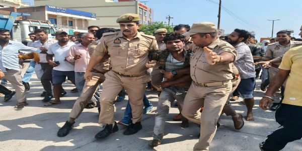 आरजकत्तवों ने शिवलिंग और नंदी की मूर्ति ताेड़ी, भीड़ ने आरोपित को पकड़कर पीटा