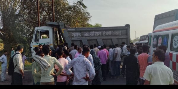 बाइक सवार युवक ट्रक में घुसा एक की मौत, साथी घायल