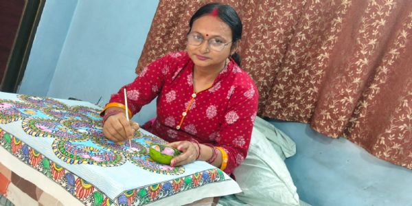 जिले में जीवंत हो रही मिथिला की विरासत, अर्चना मिश्रा बेटियों को सिखा रहीं परंपरागत पेंटिंग का हुनर