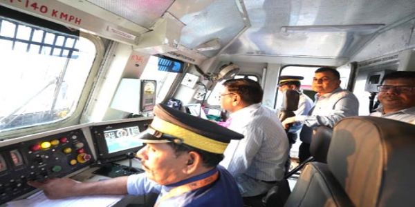 प्रयागराज-कानपुर सेक्शन में ‘कवच’ हुआ लागू, महाप्रबंधक ने किया निरीक्षण