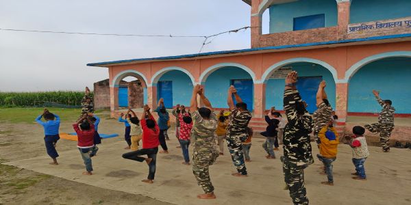 प्राथमिक विद्यालय पुरानी जोगबनी में एसएसबी का योग शिविर