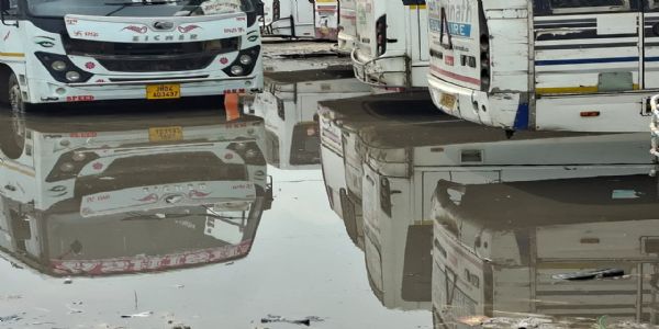 हल्की सी बारीश से नरक में तब्दील हुआ बस स्टैंड