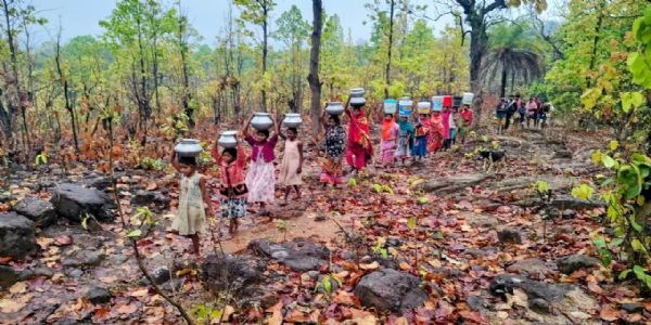 खराब चापाकल की वजह से ग्रामीण झरना और कुएं के पानी पर है निर्भर