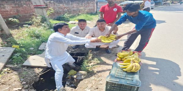 सोनीपत: जिला पार्षद ने गड्ढे में बैठकर बेचे फल,सुरक्षित सड़कें देने की मांग