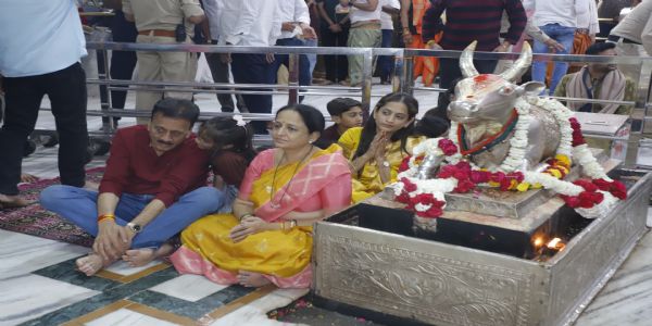 उज्जैनः महाराष्ट्र के मन्त्री महाजन ने किए महाकाल दर्शन