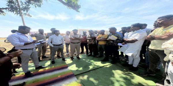 अनूपपुर: अदानी पावर के खिलाफ ग्रामीणों का धरना,भारी वाहनों से सड़क क्षतिग्रस्त