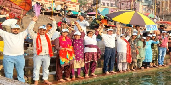 वाराणसी: विश्व जल दिवस पर मानव शृंखला बनाकर गंगा के निर्मलीकरण का दिया संदेश