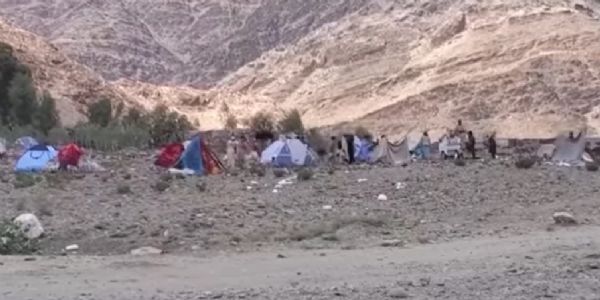 विस्थापित कुनार नदी के किनारे तंबुओं में रहने को विवश हैं। फोटो - इंटरनेट मीडिया विस्थापित कुनार नदी के किनारे तंबुओं में रहने को विवश हैं। फोटो - इंटरनेट मीडिया