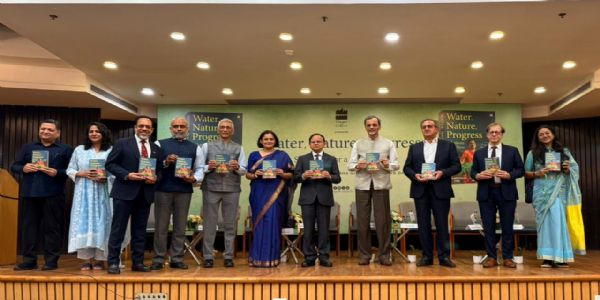 प्रधानमंत्री के प्रधान सचिव डॉ. पीके मिश्रा समेत अन्य लोग मौजूद