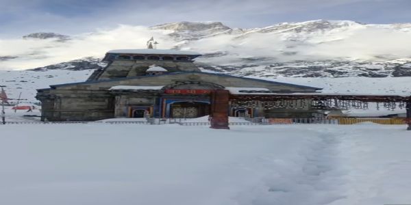 केदारनाथ में बर्फ की जमी मोटी परत। केदारनाथ में बर्फ की जमी मोटी परत।