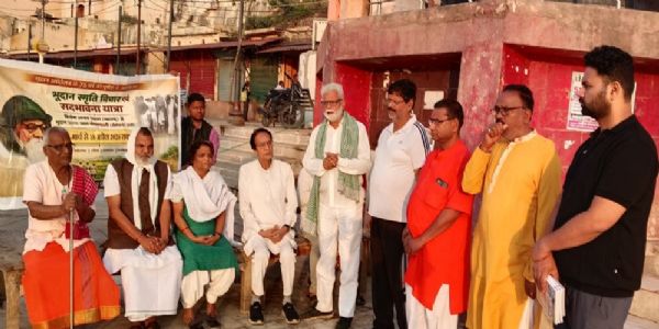 चित्रकूट के रामघाट पर आज सुबह विनोबा सेवा आश्रम शाहजहांपुर के लोकसेवक रमेश भैया और  विमला बहन का स्वागत  सर्वोदय सेवा आश्रम चित्रकूट के अभिमन्यु भाई, मनोहर वर्मा, हीरा भाई ,लवकुश भाई, मुन्ना भाई, सामाजिक कार्यकर्ता शंकर दयाल पयासी , व्यवसायी अरुण कुमार गुप्ता उर्फ मुन्ना, पूर्व सभासद पूरन तिवारी  ने आदि ने किया। फोटो - हिन्दुस्थान समाचार