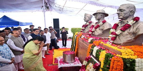 दिल्ली विधानसभा में शहीद दिवस पर शहीद-ए-आजम भगत सिंह, सुखदेव और राजगुरु की प्रतिमा पर पुष्पांजलि अर्पित करतीं मुख्यमंत्री रेखा गुप्ता दिल्ली विधानसभा में शहीद दिवस पर शहीद-ए-आजम भगत सिंह, सुखदेव और राजगुरु की प्रतिमा पर पुष्पांजलि अर्पित करतीं मुख्यमंत्री रेखा गुप्ता