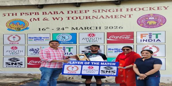 श्याम लाल कॉलेज के खिलाडी पंकज प्लेयर ऑफ द मैच का अवार्ड प्राप्त करते हुए श्याम लाल कॉलेज के खिलाडी पंकज प्लेयर ऑफ द मैच का अवार्ड प्राप्त करते हुए