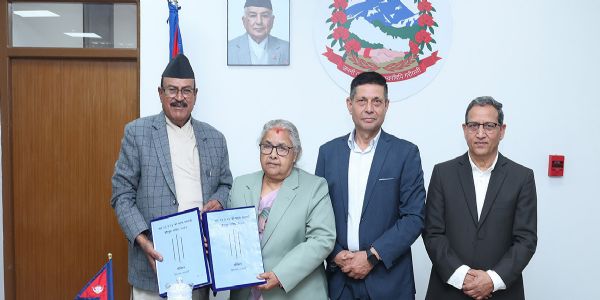 प्रधानमंत्री सुशीला कार्की को रिपोर्ट सौंपते जांच आयोग प्रधानमंत्री सुशीला कार्की को रिपोर्ट सौंपते जांच आयोग