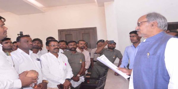 जंगल सफारी में बस संचालन निजीकरण के विरोध में कर्मचारियाें ने सांसद अग्रवाल को सौंपा ज्ञापन