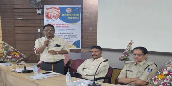 इंदौरः कलेक्टर सभागृह में वरिष्ठ नागरिकों के अधिकारों पर जागरूकता कार्यक्रम आयोजित