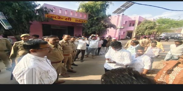 आगरा-लखनऊ एक्सप्रेसवे पर बड़ा हादसा : बांगरमऊ में स्लीपर बस डिवाइडर से टकरा कर पलटी, 35 यात्री घायल—एक महिला की मौत