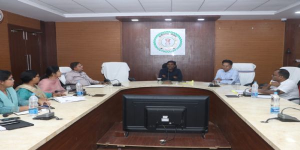 सूरजपुर : राजस्व प्रकरणों के त्वरित निराकरण के निर्देश, कलेक्टर ने ली समीक्षा बैठक