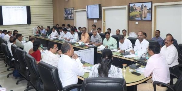 कृषि कल्याण वर्ष के लिए शासन के लक्ष्य पर कृषिगत से जुड़े विभाग सक्रिय होकर कार्य करें- संभागायुक्त डॉ. खाड़े