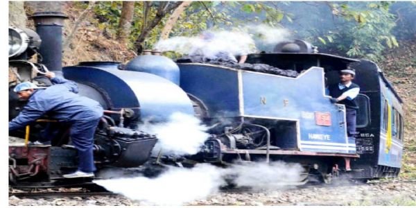 टॉय ट्रेन रूट पर भूस्खलन से निपटने की तैयारी, प्री-मानसून ड्राइव शुरू