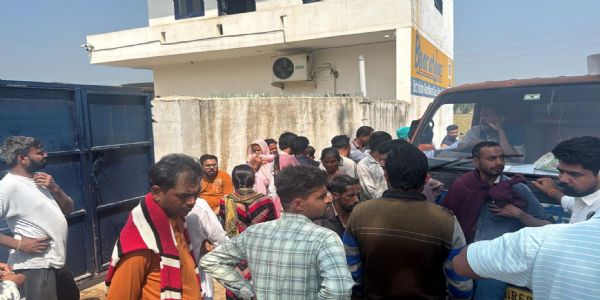 फतेहाबाद : गैस सिलैंडर न मिलने से टूटने लगा सब्र का बांध, रतिया में उपभोक्ताओं ने घेरी डिलीवरी वैन