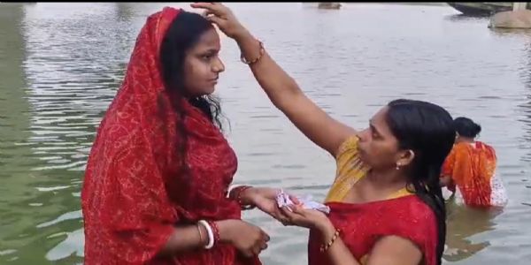 चैती छठ को लेकर श्रद्धालुओं की उमड़ी भीड