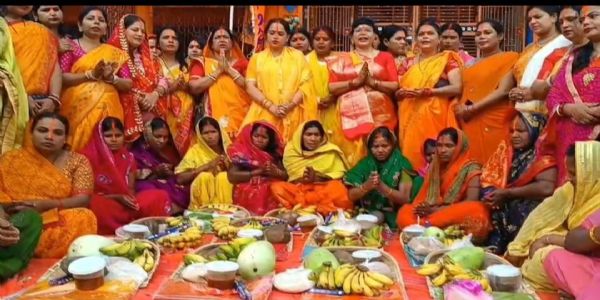 मां आनंदी संस्था ने छठ व्रतियों के बीच पूजन सामग्री का किया वितरण