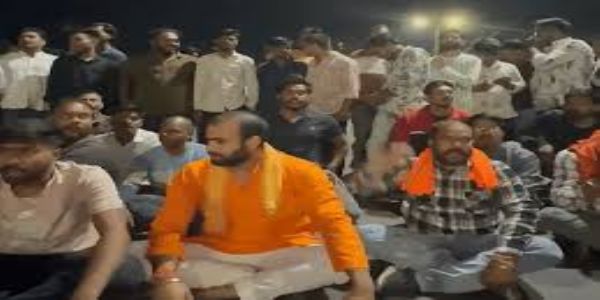 भोपाल में मंदिर के बाहर बोरे में मिले मवेशी के अवशेष, हिंदू संगठनों ने किया चक्काजाम, जांच में जुटी पुलिस