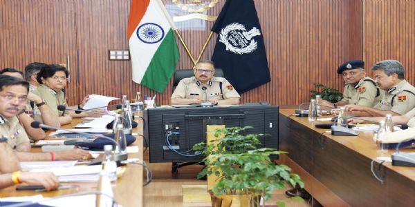 डीजीपी ने ली अपराध समीक्षा बैठक:  हार्डकोर अपराधियों, साइबर अपराधियों और नशा तस्करों पर नकेल कसने के निर्देश