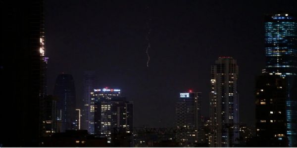 तेहरान में भीषण विस्फोट, इजराइल पर मिसाइलों से हमला, लेबनान का कासमीयेह पुल ध्वस्त