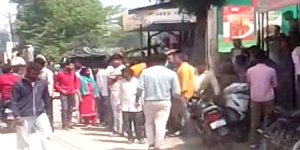 ट्रक ने खड़े ट्रैक्टर ट्राली को मारी टक्कर, महिला की मौके पर मौत, युवक घायल